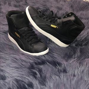 Black high top pumas